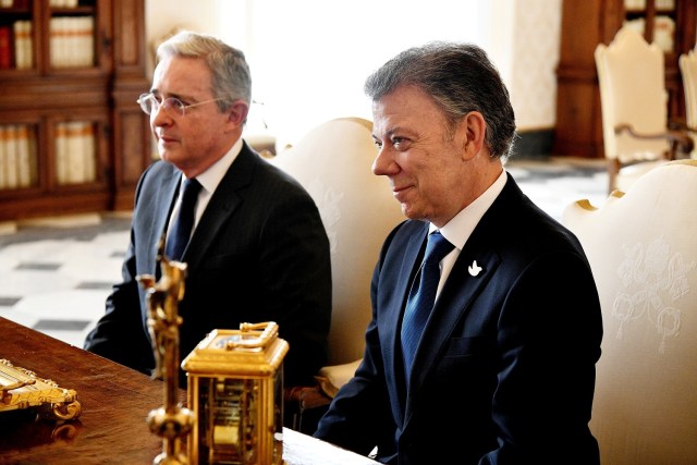 Pope Francis (not seen) meets Colombia's President Juan Manuel Santos (R) and former president Alvaro Uribe (L) at the Vatican December 16, 2016. REUTERS/Vincenzo Pinto/Pool