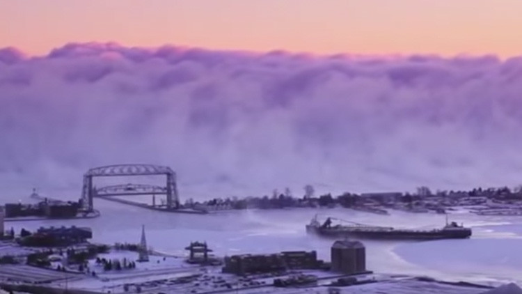 ¡OMG! Un apocalíptico muro de niebla casi se traga a un barco carguero (Video)