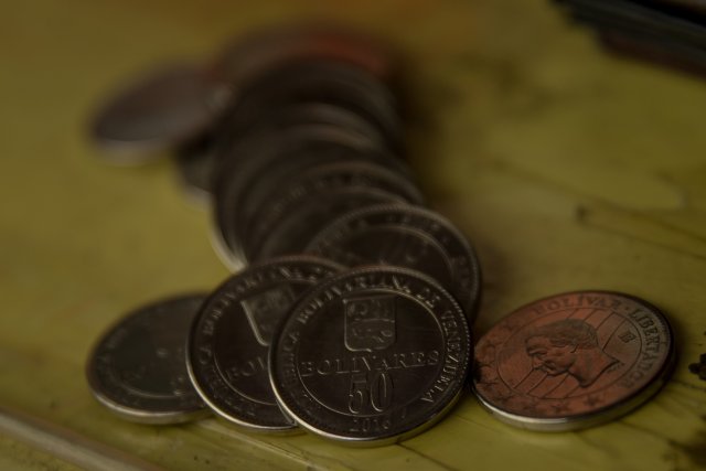 CAR30. CARACAS (VENEZUELA), 28/12/2016.- Vista de monedas de 50 Bolívares hoy, 28 de diciembre del 2016, en la ciudad de Caracas (Venezuela). El pasado 4 de diciembre el Banco Central de Venezuela (BCV) anunció que el 15 de ese mes entraría en vigencia una nueva familia monetaria con billetes de mayor denominación con el fin de "optimizar el actual cono monetario" del país. EFE/MIGUEL GUTIERREZ