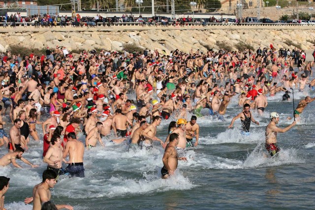 GRA083 TARRAGONA (Cataluña)m 31/12/2016. Cientos de personas se zambullen en el agua en el tradicional Baño de San Silvestre que se ha celebrado este año en su 32ª edición en la playa de La Comanadancia de Tarragona EFE/Jaume Sellart