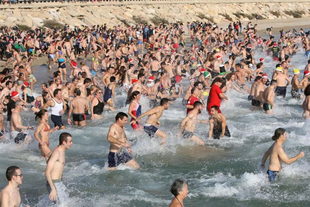 GRA082 TARRAGONA (Cataluña)m 31/12/2016. Cientos de personas se zambullen en el agua en el tradicional Baño de San Silvestre que se ha celebrado este año en su 32ª edición en la playa de La Comanadancia de Tarragona EFE/Jaume Sellart