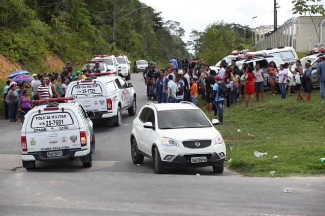 Familiares esperan por noticias después de un violento enfrentamiento entre dos facciones rivales en un complejo penitenciario de Manaos, capital del estado de Amazonía (Brasil). EFE/Jander Robson