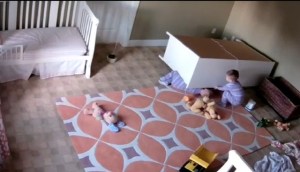 Niño de 2 años salva a su gemelo atrapado bajo un gabinete