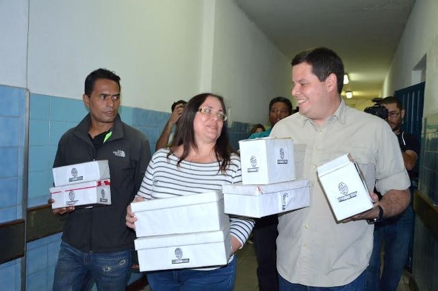 Juan Carlos Caldera entregó donaciones de medicamentos al Hospital Pérez de León