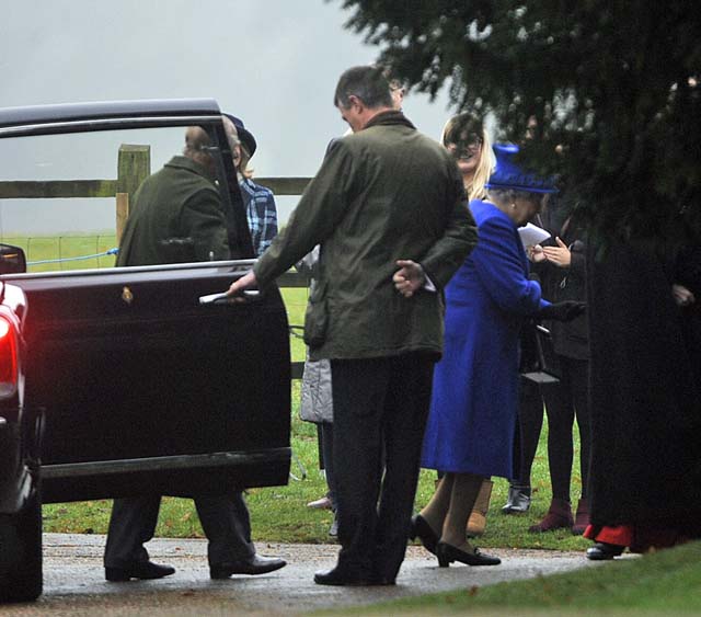 SAND-4. Sandringham (United Kingdom), 08/01/2017.- Queen Elizabeth (R) arrives at St. Mary Magdalene Church at Sandringham, Norfolk 08 January 2017. The Queen has recovered from a recent illness which prevented her from attending church over Christmas. (Reina) EFE/EPA/GERRY PENNY