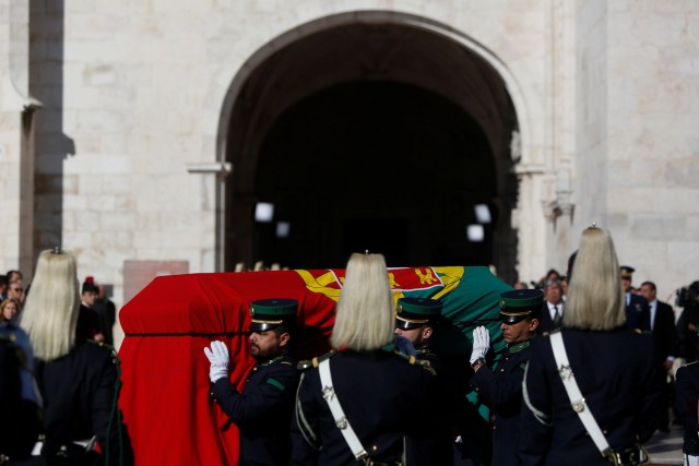 The coffin of Mario Soares, former President and Prime Minister of Portugal, is carried by army personnel upon his arrival at the Monastery of Jeronimos in Lisbon, Portugal, January 9, 2017. REUTERS/Pedro Nunes EDITORIAL USE ONLY. NO RESALES. NO ARCHIVE.