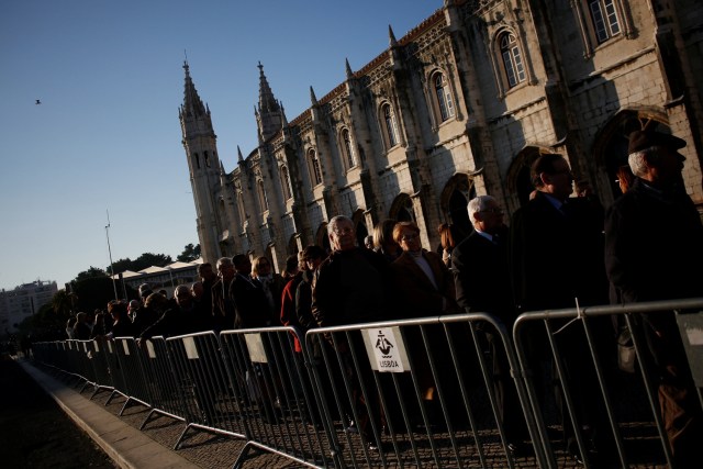 People wait in line to pay respects to Mario Soares, former President and Prime Minister of Portugal, at Jeronimos Monastery in Lisbon, Portugal, January 9, 2017. REUTERS/Pedro Nunes EDITORIAL USE ONLY. NO RESALES. NO ARCHIVE.