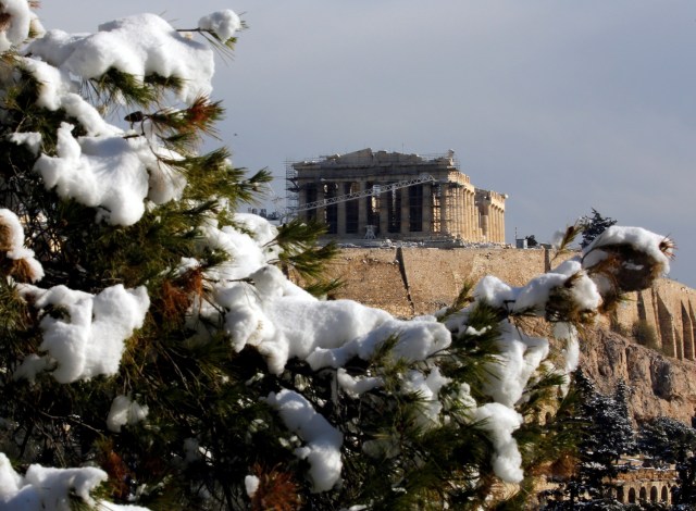 The Temple of Parthenon atop the ancient Acropolis is seen following a rare snowfall in Athens, January 10, 2017.REUTERS/Yannis Behrakis