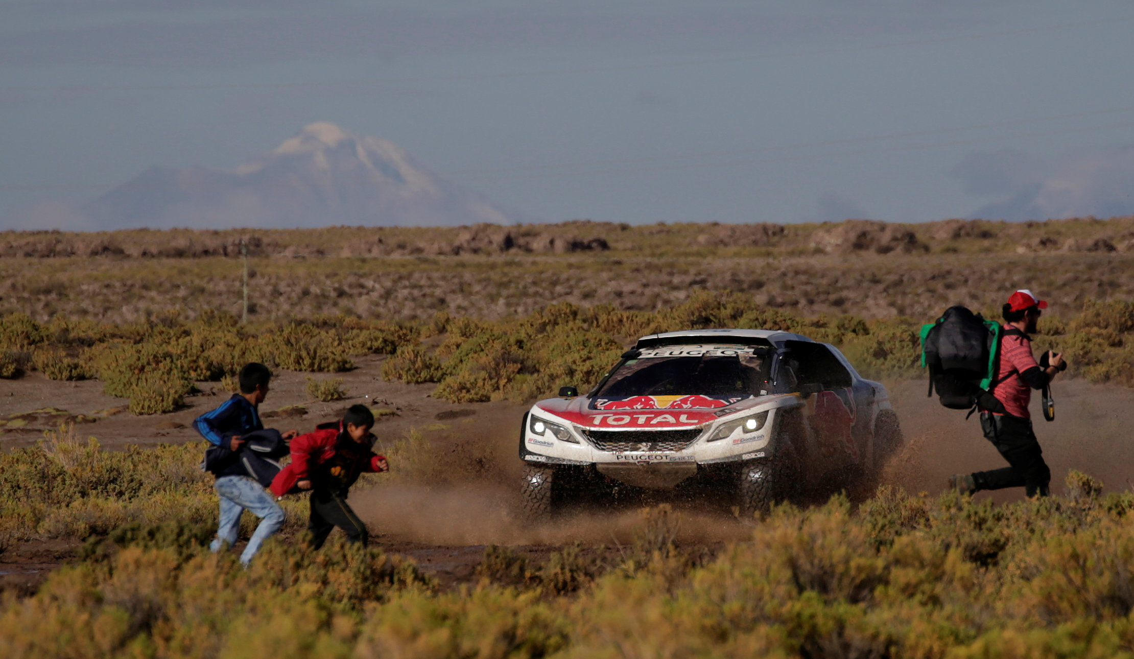 Sunderland se despega y Loeb le arrebata el liderato a Peterhansel en la octava etapa del Dakar