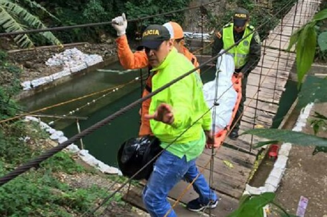 Sube a 11 cifra de muertos al voltearse puente colgante en Colombia