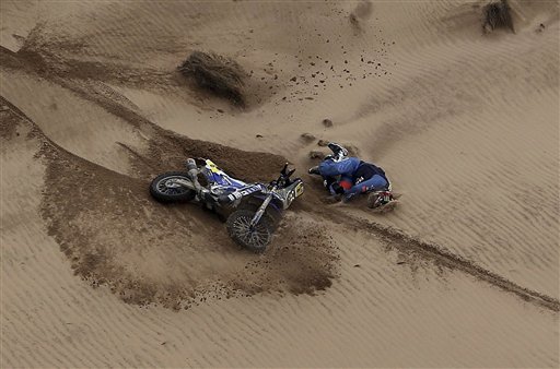 En esta imagen del lunes 9 de enero de 2017, Adrien Van Beren, de Francia, cae de su motocicleta Yamaha durante la 7ma etapa de la carrera Dakar Rally entre Oruro y Uyuni, Bolivia. La competición comenzó en Paraguay y también abarca Argentina. (AP Foto/Martín Mejía)