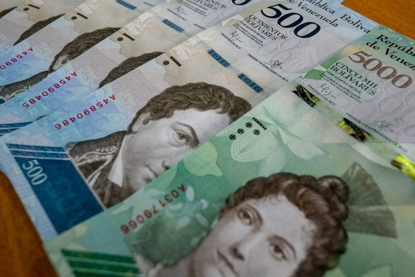 Venían a “paso de vencedores”… los billetes nuevos tienen fecha de agosto del 2016