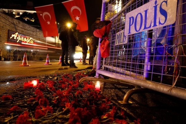 En la imagen, flores en la entrada de la discoteca donde se realizó el ataque en Estambul, el 1 de enero de 2017. Estado Islámico se atribuyó la responsabilidad por el ataque del domingo a una fiesta de Año Nuevo en un club nocturno de Estambul que dejó 39 muertos, dijo el grupo yihadista en un comunicado el lunes. REUTERS/Umit Bektas