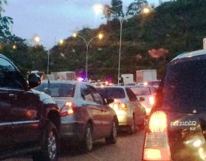 GNB restringe el paso en la autopista Regional del Centro a la altura de Hoyo de la Puerta este #23Ene