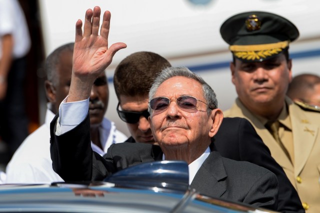 Cuban President Raul Castro waves as he arrives to attend the fifth summit of the Community of Latin American and Caribbean States (CELAC), at the Barcelo Bavaro Convention Center in Bavaro, Dominican Republic, on January 24, 2017. / AFP PHOTO / FEDERICO PARRA