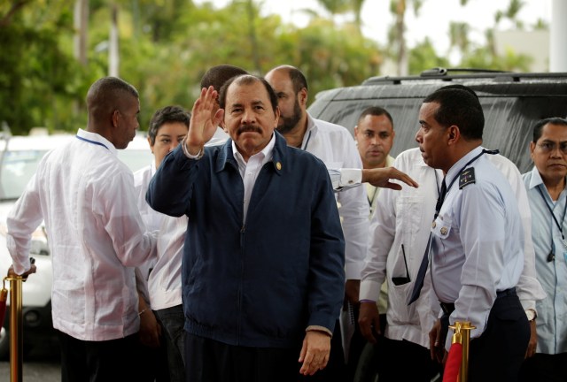 El presidente nicaragüense, Daniel Ortega, saluda a los periodistas a su llegada a la cumbre de CELAC en Bávaro, Punta Cana, República Dominicana, el 25 de enero de 2017. REUTERS / Andres Martinez Casares