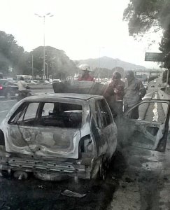 Se incendió un vehículo en el distribuidor La Araña (Fotos)