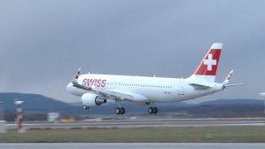 Avión de Swiss que volaba a Los Ángeles aterriza de emergencia en Canadá