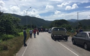 Familiares de víctimas de la masacre de Cariaco volvieron a tomar la Troncal 9
