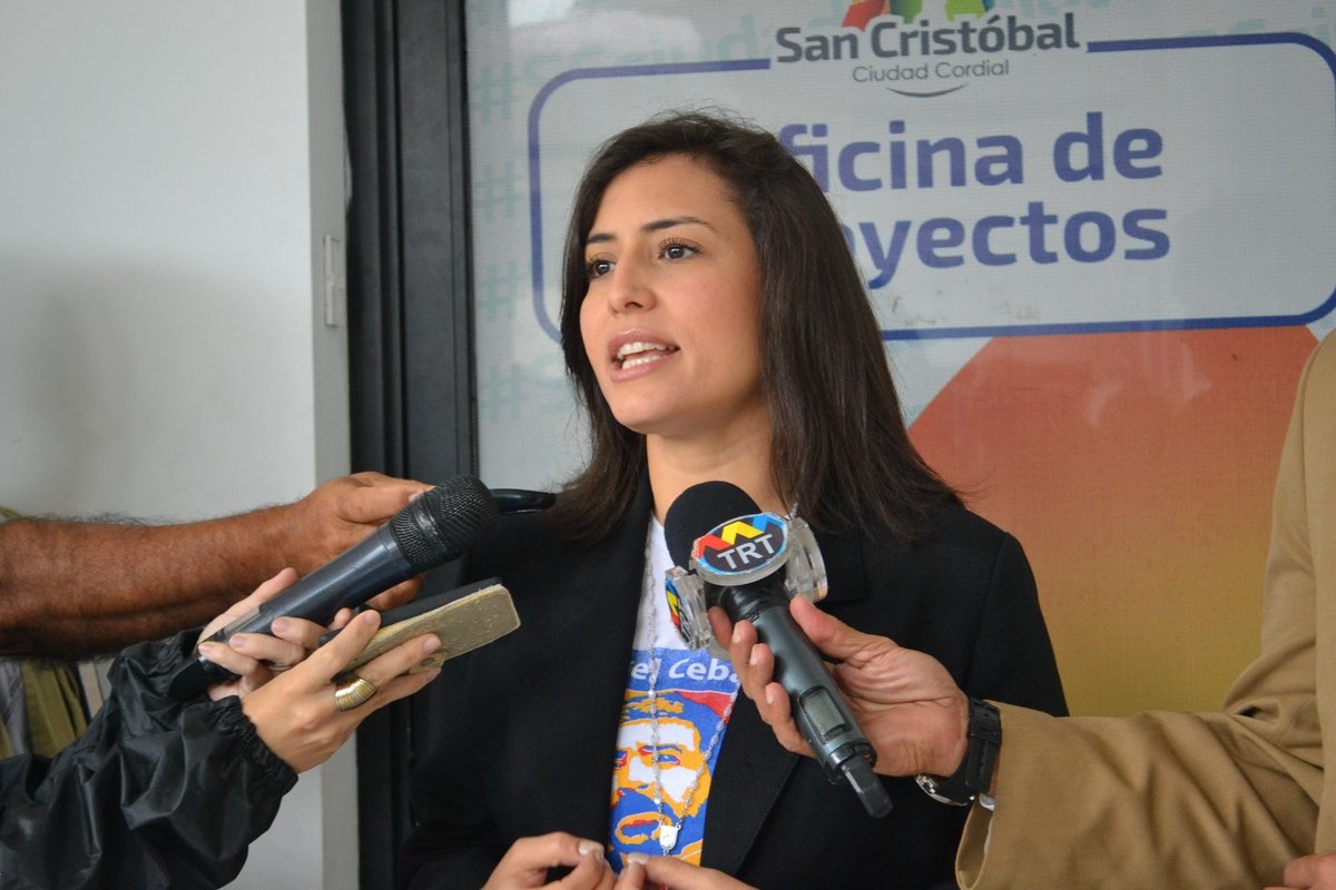 Patricia Ceballos denuncia el aislamiento de su esposo en El Helicoide