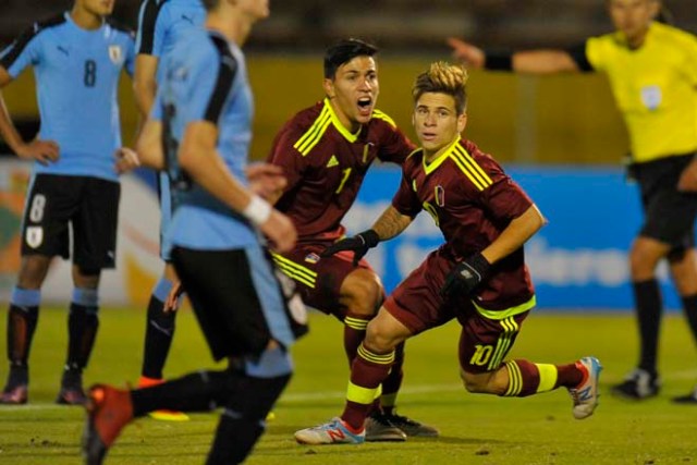 Venezuela's player Yeferson Soteldo (#10) celebrates after scoring on penalty against Uruguay during their South American Championship U-20 football match in the Atahualpa stadium in Quito on February 8, 2017. / AFP PHOTO / JUAN CEVALLOS