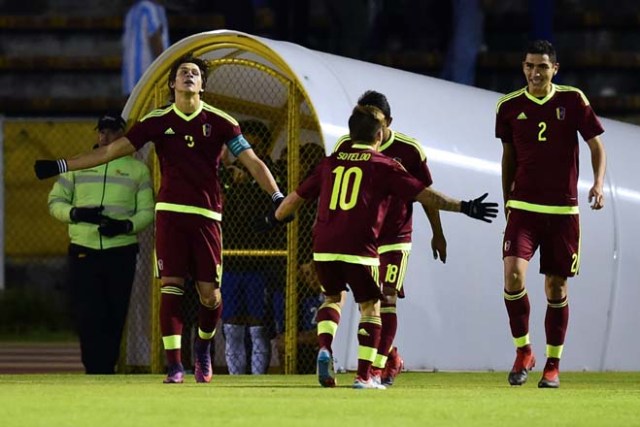 Venezuela's player Ronaldo Pena (L) celebrates his goal against Uruguay during their South American Championship U-20 football match in the Olimpico Atahualpa stadium in Quito on February 8, 2017. / AFP PHOTO / RODRIGO BUENDIA