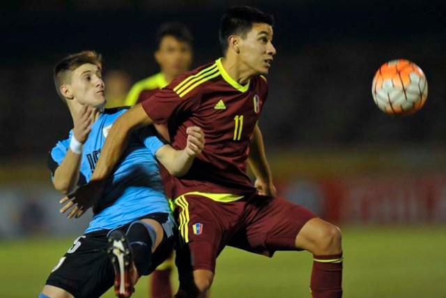 Uruguay's player Facundo Waller (L) vies for the ball with Venezuela's player Ronaldo Chacon during their South American Championship U-20 football match in the Olimpico stadium Atahualpa in Quito, Ecuador on February 08, 2017. / AFP PHOTO / JUAN CEVALLOS