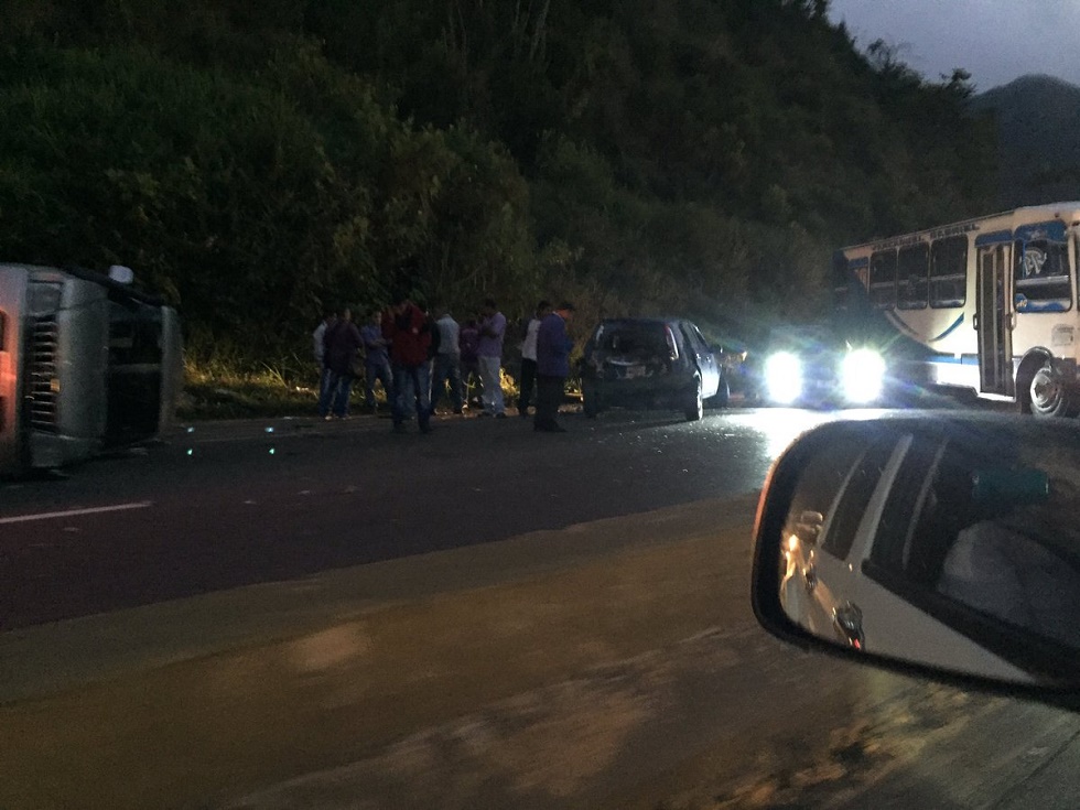 Choque entre cinco automóviles en Los Ocumitos deja una persona herida (Fotos)