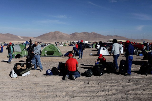 Workers from Escondida, the world's biggest copper mine, prepare to camp outside the company gates during a strike, in Antofagasta, Chile February 9, 2017. REUTERS/Juan Ricardo EDITORIAL USE ONLY. NO RESALES. NO ARCHIVE