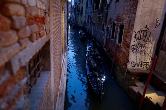 Gondolas make their way in a channel in downtown Venice, Italy February 10, 2017. REUTERS/Tony Gentile