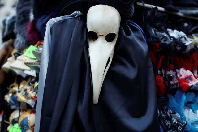 Masks are dispayed in a shop in downtown Venice, Italy February 10, 2017. REUTERS/Tony Gentile