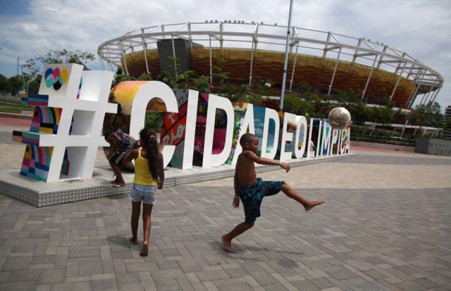 El estado de las instalaciones olímpicas de Rio, seis meses después Los aledaños del Parque Olímpico sirven de campo de juegos para los niños, que aprovechan para jugar al deporte nacional: el fútbol.