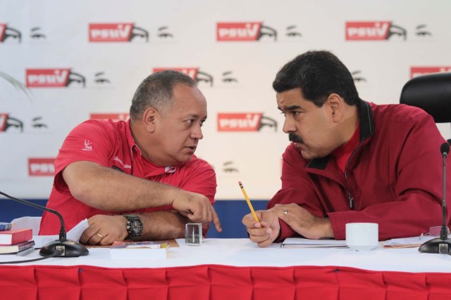 Venezuela's President Nicolas Maduro (R) speaks with Diosdado Cabello, deputy of Venezuela's United Socialist Party (PSUV), during a meeting with ministers in Caracas, Venezuela February 20, 2017. Miraflores Palace/Handout via REUTERS ATTENTION EDITORS - THIS PICTURE WAS PROVIDED BY A THIRD PARTY. EDITORIAL USE ONLY.
