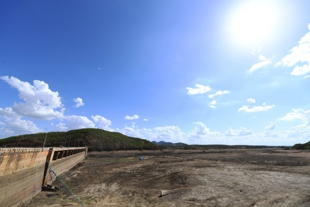 View of the dam of the dry Quixeramobim river in Quixeramobim, Ceara State, on February 8, 2017, during the worst drought in a century in the Brazilian Northeast.  / AFP PHOTO / EVARISTO SA / TO GO WITH AFP STORY BY CAROLA SOLE