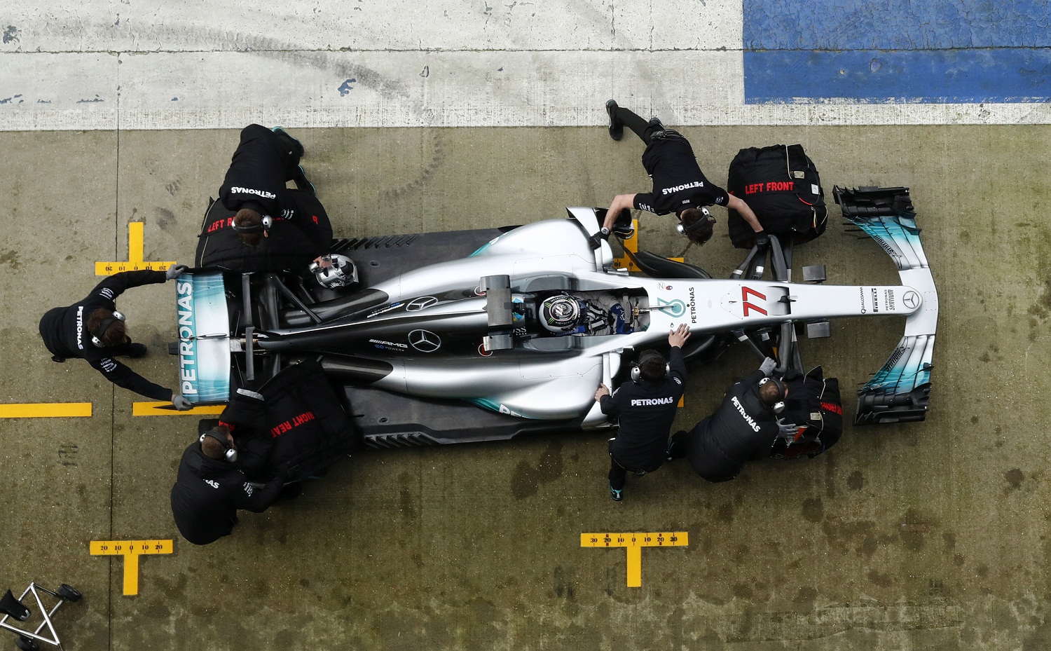 Mercedes revela su nuevo monoplaza, un W08 Hybrid (Fotos)