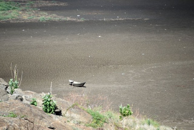 A boat is seen at the dry Cedro reservoir in Quixada, Ceara State, on February 8, 2017. The situation of Brazil's oldest reservoir sumps up the devastiting effects -human and environmental- of the worst drought of the century in the northeast of the country. / AFP PHOTO / EVARISTO SA / TO GO WITH AFP STORY BY CAROLA SOLE