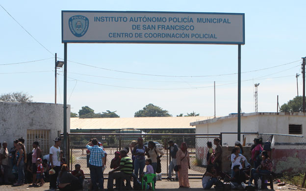 MARACAIBO VENEZUELA: 05/12/2015 FAMILIARES DE LOS PRESOS EN LA SEDE DE POLISUR PROTESTAN FRENTE A LA SEDE EN LA GRAFICA PROTESTA