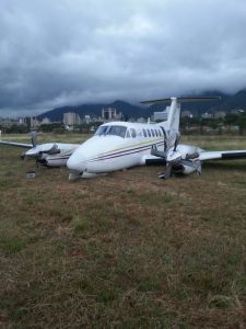 Una avioneta aterrizó “de barriga” en La Carlota (Fotos + video)