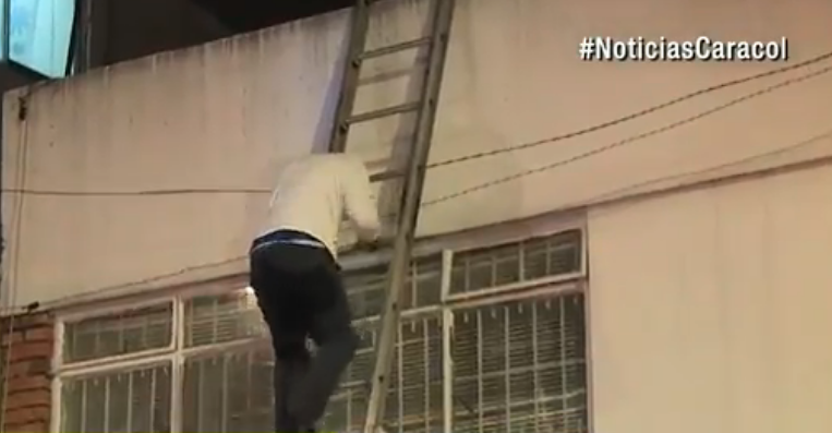 ¡Ni para ladrón sirve! Esperó toda la noche para robar y quedó atrapado en el techo (Video)