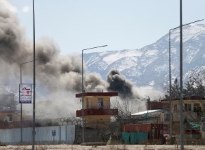 El Gobierno de Afganistán anuncia alto al fuego temporal con los talibanes