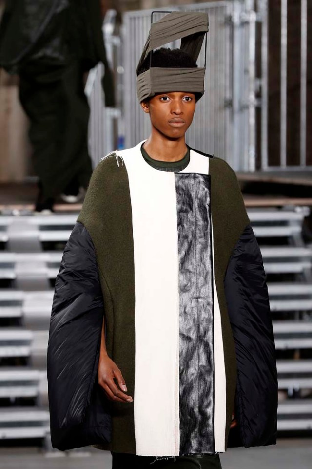 A model presents a creation by Rick Owens during the women's Fall-Winter 2017-2018 ready-to-wear collection fashion show in Paris on March 2, 2017. / AFP PHOTO / FRANCOIS GUILLOT