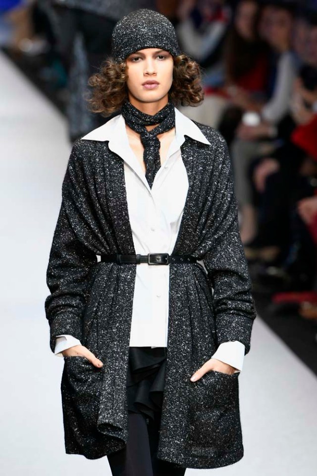 A model presents a creation by Pascal Millet during the women's Fall-Winter 2017-2018 ready-to-wear collection fashion show in Paris on March 2, 2017. / AFP PHOTO / bertrand GUAY