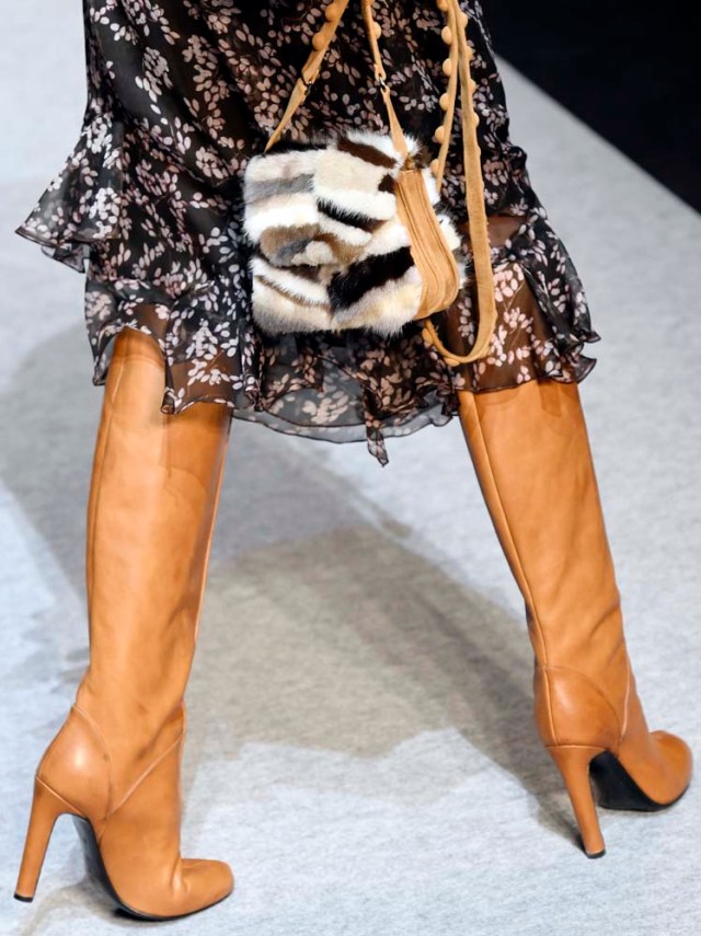 A model presents a creation by Pascal Millet during the women's Fall-Winter 2017-2018 ready-to-wear collection fashion show in Paris on March 2, 2017. / AFP PHOTO / bertrand GUAY