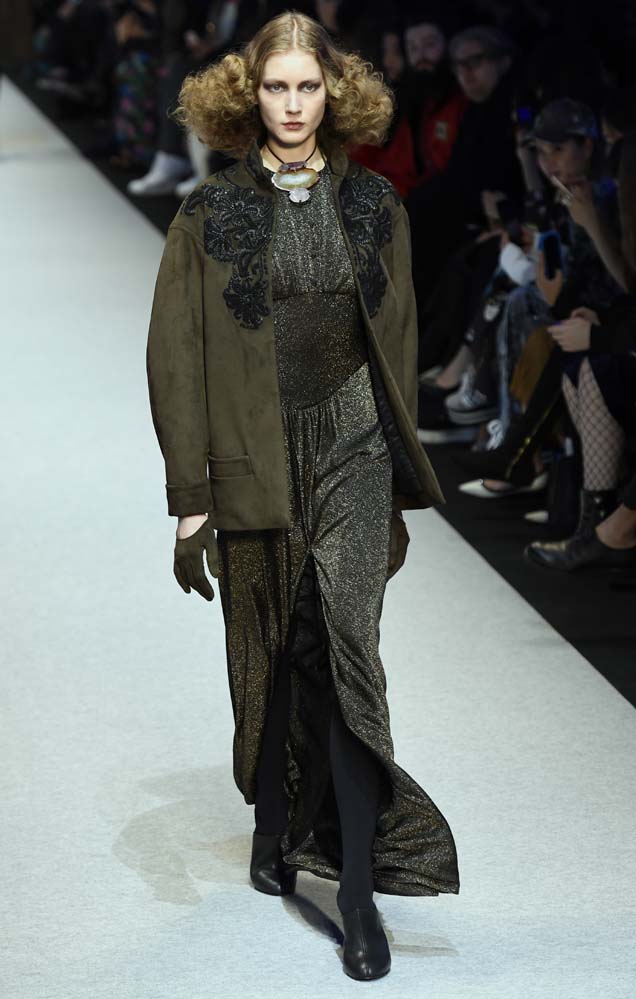 A model presents a creation by Pascal Millet during the women's Fall-Winter 2017-2018 ready-to-wear collection fashion show in Paris on March 2, 2017. / AFP PHOTO / bertrand GUAY