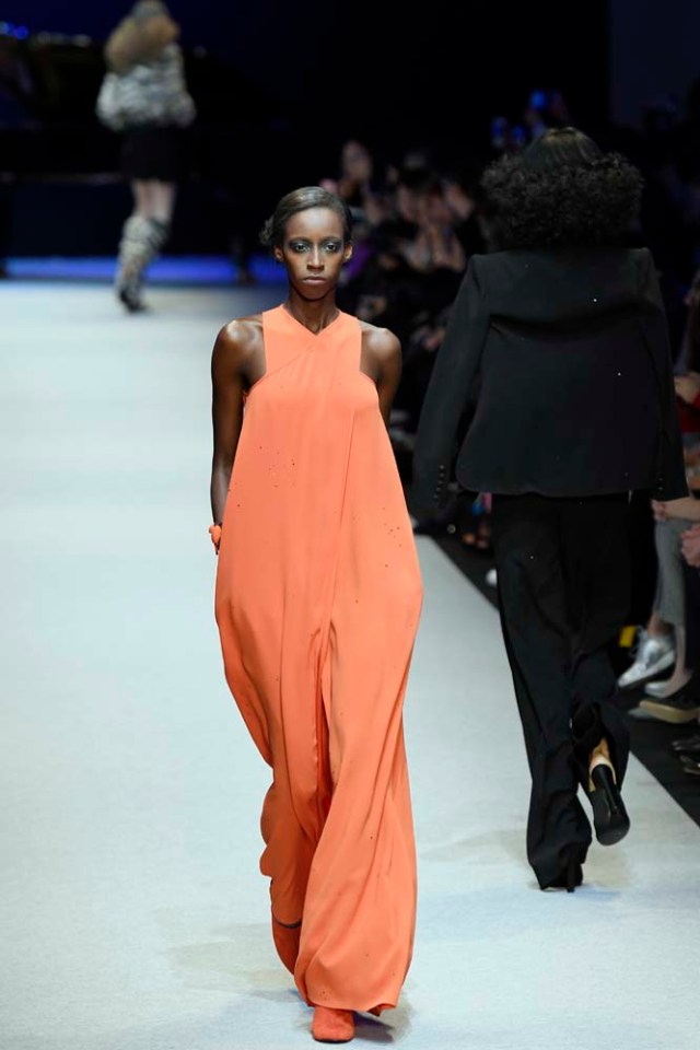 A model presents a creation by Pascal Millet during the women's Fall-Winter 2017-2018 ready-to-wear collection fashion show in Paris on March 2, 2017. / AFP PHOTO / bertrand GUAY