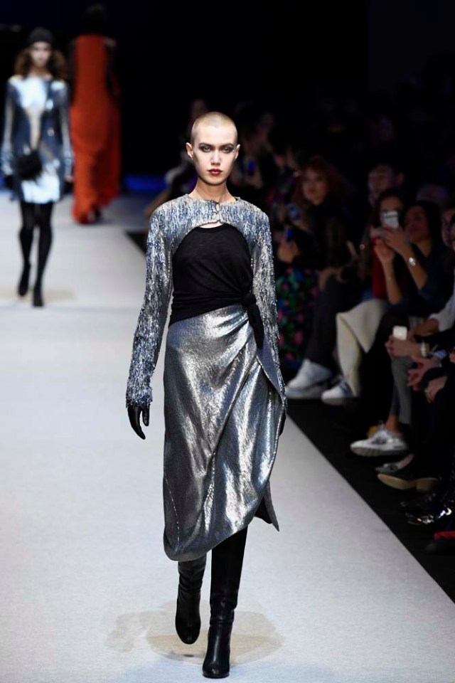 A model presents a creation by Pascal Millet during the women's Fall-Winter 2017-2018 ready-to-wear collection fashion show in Paris on March 2, 2017. / AFP PHOTO / bertrand GUAY