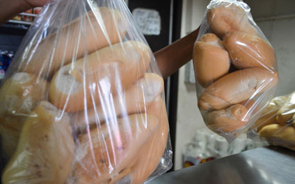 Maracaibo,Venezuela,15/03/2017. Economia. Panaderias ajustan sus ventas del pan regulado por inspecciones de la Superintendencia de Precios Justos.