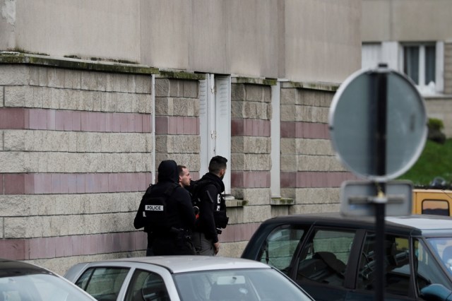 Police officers investigate at the house of the suspect of an attack at the Paris Orly's airport, on March 18, 2017 in Garges-les-Gonesse. A man who had been investigated for links to radical Islam was shot dead at Orly airport south of Paris on today after attacking a soldier on patrol and trying to grab her rifle. The same man is suspected of having shot at police earlier in the day, leaving an officer with minor wounds after being pulled over while driving in a suburb north of the French capital.  / AFP PHOTO / THOMAS SAMSON