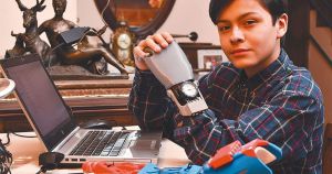 Leonardo Viscarra, el niño boliviano que se fabricó su propia mano robótica
