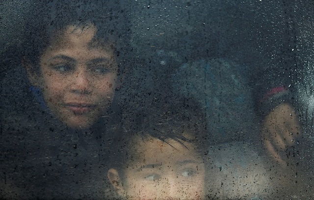 Niños desplazados son evacuados de un barrio en el oeste de Mosul